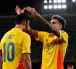 Luis Díaz, quien ha confesado que James Rodríguez es uno de sus ídolos, coronó al volante colombiano en el Metropolitano de Barranquilla. <span class=mln_uppercase_mln>FOTO</span> <b><span class=mln_uppercase_mln>AFP</span></b>