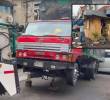 Adelante, uno de los “cambuches” desmontados por funcionarios de la Alcaldía. Atrás, un camión inmovilizado. FOTO: Cortesía