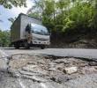 El tramo entre El Santuario y Caño Alegre de la autopista Medellín - Bogotá es uno de los más deteriorados desde que quedó en manos del Invías en 2018. FOTO: Esneyder Gutiérrez Cardona.