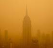 Un smog anaranjado causado por los incendios forestales de Canadá envolvió a Nueva York el miércoles, oscureciendo sus rascacielos y haciendo que los residentes se pusieran tapabocas mientras las ciudades de la costa este de Estados Unidos emitían alertas por la calidad del aire. FOTO: GETTY