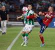 El defensor de Nacional, Felipe Aguirre, y el delantero del Medellín, Luciano Pons, durante el clásico entre verdes y rojos. <span class=mln_uppercase_mln>FOTO</span> <b><span class=mln_uppercase_mln>Jaime Pérez</span></b>