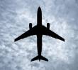 La silueta de un avión en el cielo. FOTO: AFP