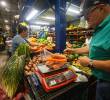 La promesa del MinHacienda es que productos como cereales y tubérculos, legumbres y hortalizas, frutas, carnes, huevos, pescado y lácteos no tendrán IVA. FOTO<b><span class=mln_uppercase_mln> El Colombiano</span></b>