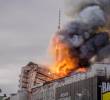 Las llamas, que comenzaron alrededor de las 7:30 am hora local, devoraron rápidamente el edificio, provocando que su icónica aguja central de 54 metros se derrumbara. Foto: AFP