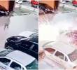 Un hombre de ruana gris y gorra blanca es quien deja el artefacto que explota bajo un carro. FOTO: Capturas de video