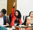 Juliana Guerrero en una reunión alzando un brazo. FOTO: COLPRENSA