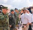 De la Espriella visitó ayer el barrio Cuarto de Legua en Cali. En esa ciudad encabezó un consejo de seguridad. <span class=mln_uppercase_mln>FOTO</span> <b><span class=mln_uppercase_mln>Presidencia</span></b>