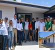 Doña Luz, de rojo, junto a varios de los directivos de las entidades que participan en Adopta Un Hogar. Abajo como quedó la casa terminada y dotada. FOTO: Cortesía