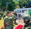 Militares del Batallón Nueva Granada, de Barrancabermeja, realizaron una ofrenda floral por la memoria de Sansón. FOTO: Tomada de X @Ejercito_Div2