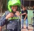 El subintendente Yeferson Montaña cantó junto con Avariano Ojeda en las calles de Pereira. FOTOS: Capturas de video