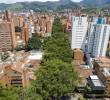 Panorámica de la avenida jardín entre el primer y el segundo parque del barrio Laureles en el occidente de Medellín, por donde transcurren corredores verdes. Foto: EL COLOMBIANO