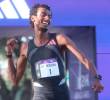 Yomif Kejelcha festejando su récord en Buenos Aires. FOTO AFP