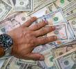 Las tensiones geopolíticas y el deterioro fiscal en Colombia continúan presionando el comportamiento del dólar y los precios internacionales del petróleo. FOTO EL COLOMBIANO