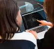 Trabajadores realizando su lenguaje de programación con apoyo de la inteligencia artificial. FOTO: PEXELS