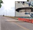 Adelante, la socavación presentada en uno de los extremos del puente. Atrás, el tránsito rehabilitado. FOTO: cortesía.