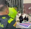Adelante, la mujer detenida junto al material incautado. Atrás, agentes de Policía durante el operativo. FOTO: Cortesía