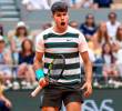 El español Carlos Alcaraz, número dos del mundo y actual campeón de Roland Garros, ya está en semifinales del torneo parisino. FOTO: Getty
