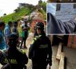 Adelante, una de las construcciones sancionadas. Atrás, funcionarios durante una de las visitas a la zona.FOTO: Cortesía Alcaldía de Medellín