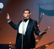 Ricky Martin en una de las escenas de Palm Royale, serie que se emite en Apple TV+ y que va por su segunda temporada. FOTO Cortesía Apple TV+
