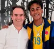 El alcalde de Medellín posa con el futbolista Lamine Yamal en la ciudad. Foto: tomada del Instagram de @ficogutierrez