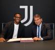 Jhon Lucumí firmando su contrato con la Juventus. FOTO: <b>X Juventus</b>
