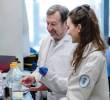 Investigadores del Memorial Sloan Kettering Cancer Center, uno de los centros que lidera el desarrollo de vacunas personalizadas que entrenan al sistema inmune para atacar las mutaciones específicas de cada tumor. FOTO<b> cortesía</b>