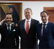 De izquierda a derecha: el presidente electo Abelardo de la Espriella, el vicepresidente de la Corte Suprema de Justicia Hugo Quintero y el vicepresidente electo de la República, José Manuel Restrepo. Foto: Corte Suprema de Justicia.