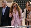 La cantante colombiana Shakira (segunda por la izquierda) llega con su abogado Pau Molins (izq.) al Tribunal Superior de Justicia de Cataluña para su juicio por fraude fiscal, en Barcelona, el 20 de noviembre de 2023. Ahora, los tribunales españoles han ordenado a la Hacienda Pública que reembolse a la artista más de 55 millones de euros que fueron cobrados indebidamente. FOTO: AFP.
