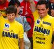 El ciclista francés Bernard Hinault celebra el título del Tour de Francia junto a María Canins, quien fue la ganadora de la edición femenina de la carrera en 1985. FOTO: GETTY