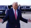 Donald Trump dio regalos en efectivo a tres funcionarias, pese a que habría prohibiciones de la ley federal sobre este tipo de pagos. Foto: Nathan Howard/Getty Images