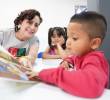 Sandra Zuluaga Sánchez en una lectura con niños programada por Ratón de Biblioteca. Foto: Cortesía