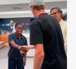 La colombiana Linda Caicedo fue la única del equipo femenino del Real Madrid que hizo parte de la delegación merengue que recibió a los tenistas Iga Świątek, Jannik Sinner y Rafael Nadal en el Santiago Bernabéu.<b> </b>FOTO PANTALLAZO