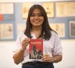 Andrea Barraza con la biografía de Wilson Manyoma. FOTO Esneyder Gutiérrez