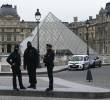 Policías custodian el Museo del Louvre tras el robo de joyas de valor incalculable ocurrido la mañana del 19 de octubre de 2025 en París. FOTO: AFP.