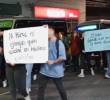Habitantes de Rionegro realizaron protestas con carteles tras la muerte del perro “Tigre” durante un procedimiento policial. Foto: captura de video
