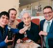 El primero a la izquierda es Fabrizio Villatoro, quien está junto a Maria Branyas Morera, la española que con 115 años en 2023 fue considerada como la persona más longeva del mundo. FOTO: LongeviQuest