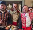 El presidente Gustavo Petro posa con trajes de la época de la independencia junto al cuestionado actor Cuba Gooding Jr. y el actor colombiano Luis Alfredo “Lucho” Velasco. Foto: Caracol Radio.