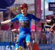El danés Jonas Vingegaard celebra su victoria en la etapa 14 del Giro de Italia, asumiendo además el liderato de la competencia. FOTO GETTY