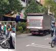 Adelante, el joven accidentado. Atrás el camión del tránsito involucrado. FOTO: Cortesía Denuncias Antioquia