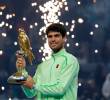 El español Carlos Alcaraz celebra su título número 26, al coronarse campeón en el <b> </b>ATP 500 de Doha. FOTO GETTY