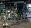 La conflagración, originada mientras se le realizaban reparaciones mecánicas a una motocicleta, movilizó a cinco unidades de bomberos y requirió la intervención de personal técnico para evaluar los daños. FOTO: Alcaldía de Bello