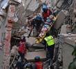 Tras el fuerte sismo que sacudió la costa norte de Venezuela este miércoles, el Gobierno colombiano activó un plan de contingencia humanitaria que incluye el despliegue de equipos especializados de búsqueda y rescate. FOTO: AFP