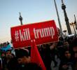 Un hombre sostiene una pancarta que pide venganza contra el presidente de Estados Unidos mientras los dolientes se reúnen para rendir homenaje al líder supremo de Irán, el ayatolá Ali Jamenei. FOTO: AFP