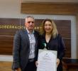 El Gobernador de Antioquia, Andrés Julián Rendón, le entregó este reconocimiento a Luz María Sierra. FOTO Camilo Suárez