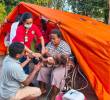Un potente sismo de magnitud 7,7 sacudió el este de Indonesia este sábado, provocando la muerte de al menos 40 personas, decenas de heridos y la evacuación masiva de residentes en la isla de Flores tras la amenaza inicial de un tsunami. FOTO: AFP