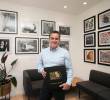 Andrés Ovalle, presidente de Codiscos, con el libro que conmemora los 75 años de la empresa. FOTO<b> </b>Esneyder Gutiérrez.