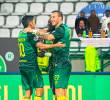 Fabián Sambueza, Emerson Batalla y Luciano Pons, 3 referentes del Bucaramanga. En el círculo, el “Arriero” Herrera con Dayro Moreno y demás jugadores de Once Caldas en la rueda de prensa posterior al partido. FOTOS: <b>X ABucaramanga y captura de vídeo</b>