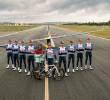 Nueve ciclistas rodaron a una velocidad de 54 km/h para impulsar una avioneta. Foto: @RBH_ProCycling