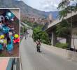 Adelante, la escena del accidente. Atrás, el Puente de la Madre Laura. FOTOS: Andrés García Hernández y cortesía Denuncias Antioquia