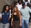 Shakira llegó a Quibdó para apoyar a las familias damnificadas y recorrer barrios y colegios afectados por el terremoto. En la imagen, en un recorrido junto a la gobernadora de Chocó, Nubia Carolina Córdoba-Curi. FOTO Cortesía Equipo de Shakira